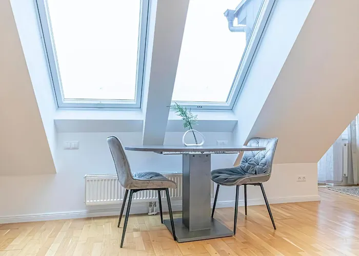 Stylish 1br With Balcony Quick Access *