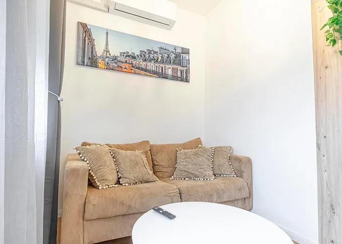 Stylish 1br With Balcony Quick Access *