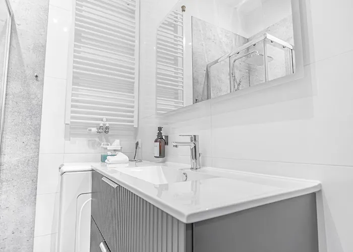 Stylish 1br With Balcony Quick Access Apartment